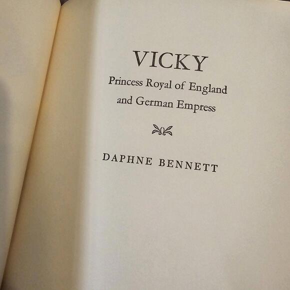 Vicky Princess Royal of England And German Empress Bennett 1971 VINTAGE Book - Picture 3 of 5